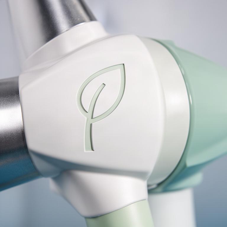 Etiqueta ecológica europea visible en un componente principal de aerogenerador
