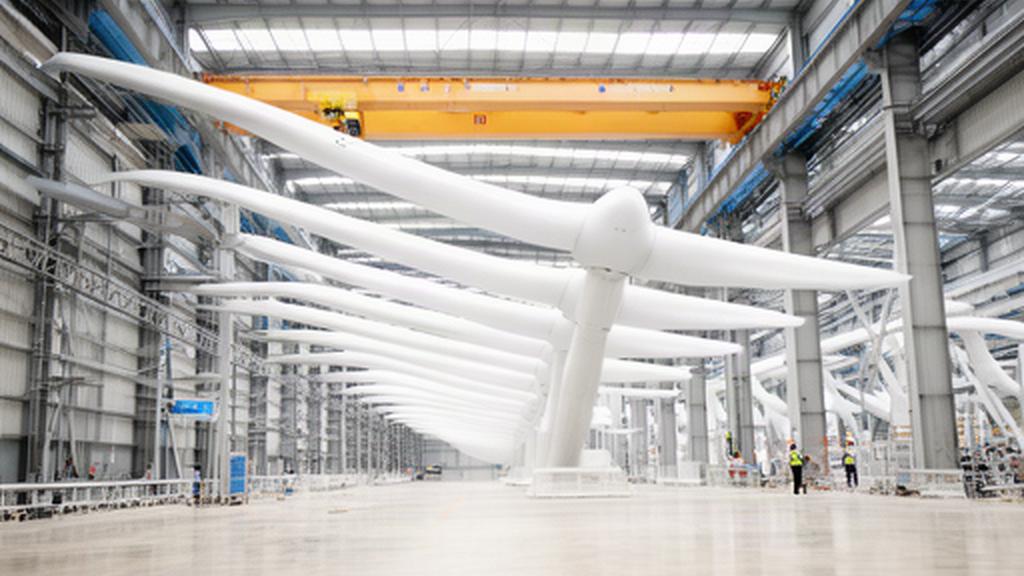 Palas de aerogenerador alineadas en una planta industrial de Burgos